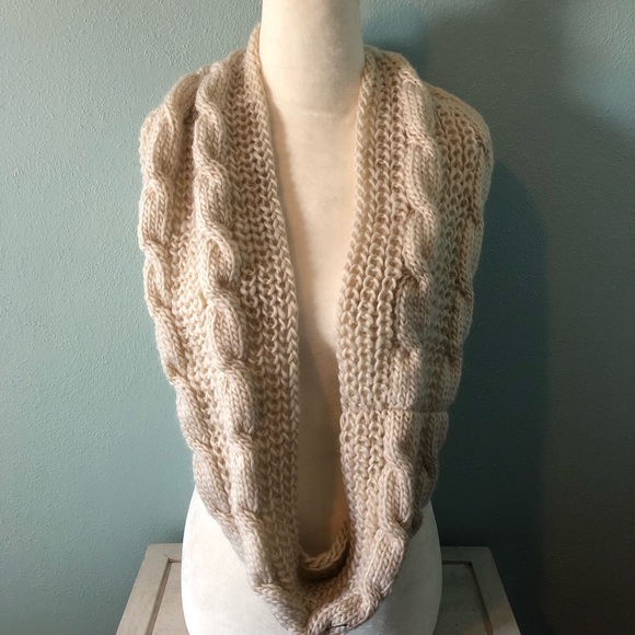 Boutique Accessories - 🌸Boutique |cream chunky cable knit infinity scarf